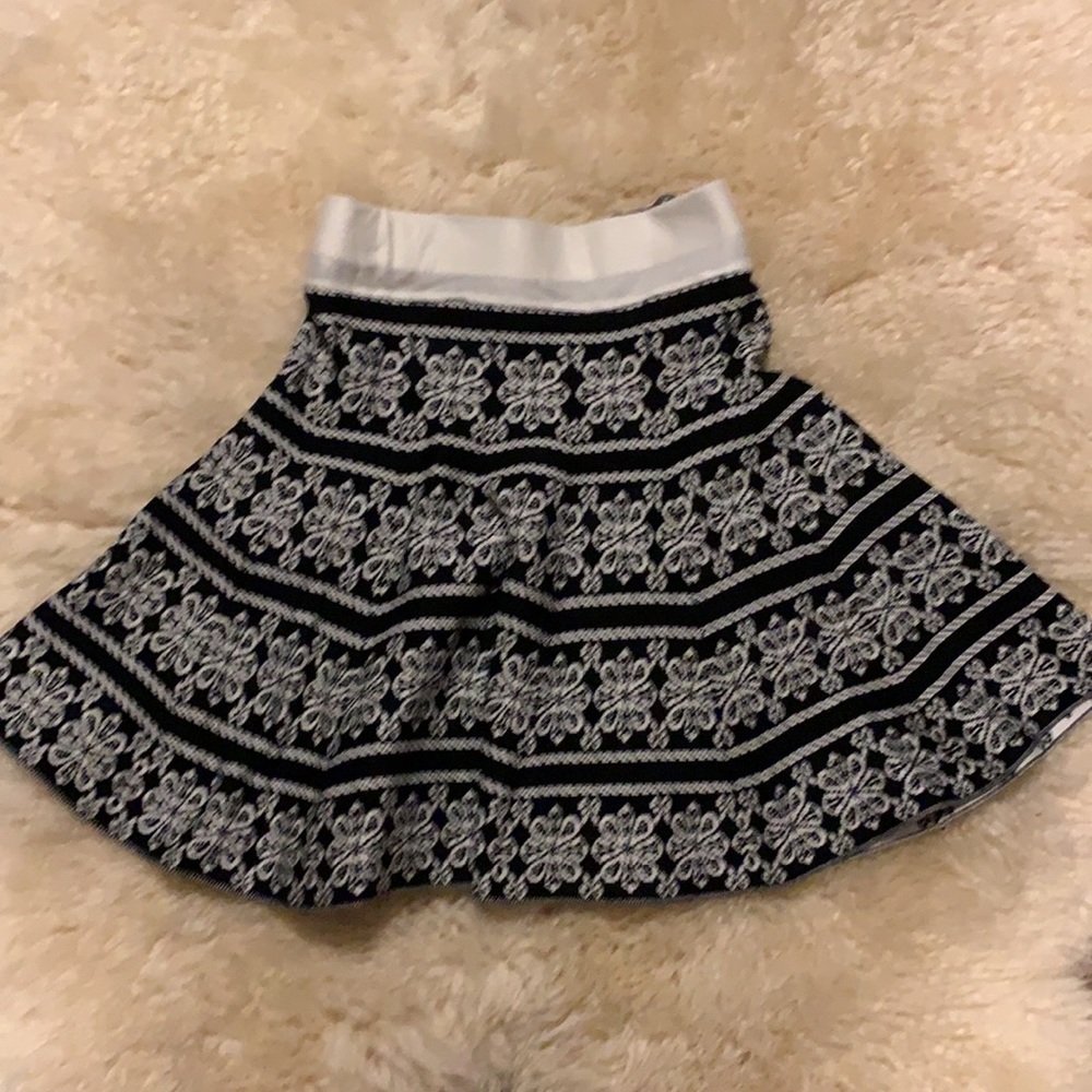 Reversible black & white soft knit skirt